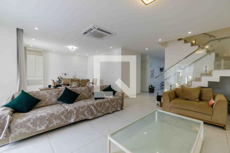 Casa de condomínio à venda com 270m², 4 quartos e 4 vagasSala