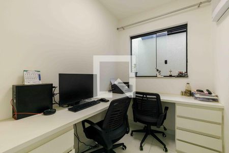 Casa de condomínio à venda com 270m², 4 quartos e 4 vagasEscritório