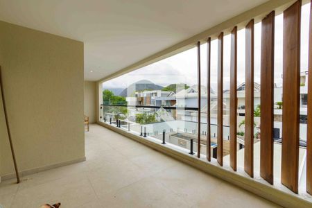 Casa de condomínio à venda com 270m², 4 quartos e 4 vagasVaranda da Suíte 1