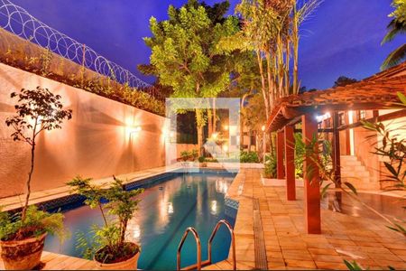 Casa à venda com 585m², 4 quartos e 3 vagas