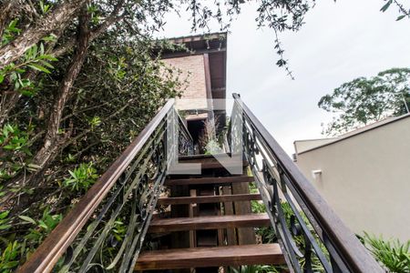Casa de condomínio para alugar com 550m², 3 quartos e 8 vagas Casa de condomínio para alugar com 550m², 3 quartos e 8 vagasEscada