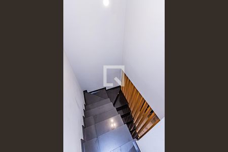 Apartamento à venda com 110m², 2 quartos e 2 vagas Apartamento à venda com 110m², 2 quartos e 2 vagasEscada