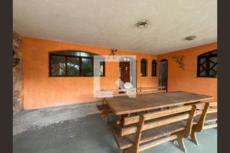 Casa à venda com 220m², 4 quartos e 5 vagas Casa à venda com 220m², 4 quartos e 5 vagasQuintal