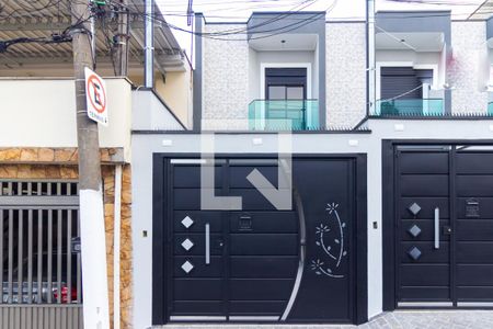 Casa à venda com 105m², 3 quartos e 2 vagas Casa à venda com 105m², 3 quartos e 2 vagasFachada