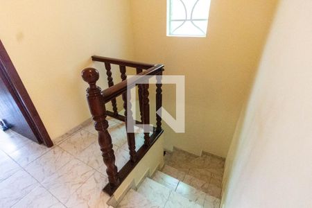 Casa à venda com 150m², 3 quartos e 2 vagas Casa à venda com 150m², 3 quartos e 2 vagasEscada