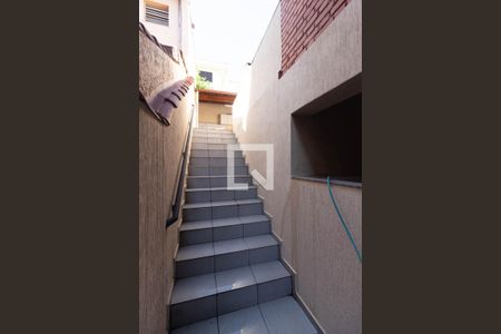 Casa à venda com 150m², 3 quartos e 2 vagas Casa à venda com 150m², 3 quartos e 2 vagasEscada