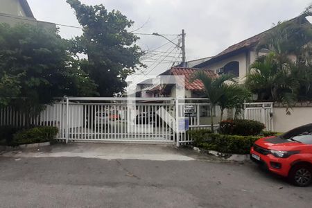 Casa de condomínio à venda com 141m², 4 quartos e 2 vagas Casa de condomínio à venda com 141m², 4 quartos e 2 vagasFachada
