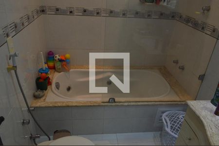 Casa de condomínio à venda com 141m², 4 quartos e 2 vagas Casa de condomínio à venda com 141m², 4 quartos e 2 vagasBanheiro da Suíte