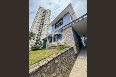 Casa à venda com 226m², 3 quartos e 3 vagasFachada