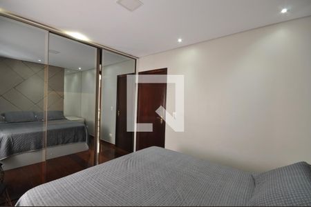 Casa à venda com 240m², 4 quartos e 3 vagasSuíte 2