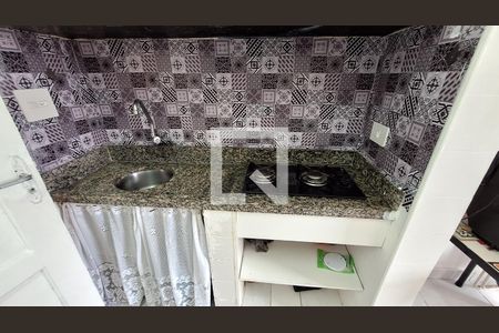 Cozinha de kitnet/studio para alugar com 1 quarto, 24m² em Cidade Ocian, Praia Grande