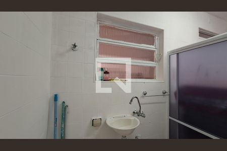 Banheiro social de kitnet/studio para alugar com 1 quarto, 24m² em Cidade Ocian, Praia Grande