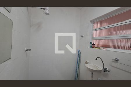 Banheiro social de kitnet/studio para alugar com 1 quarto, 24m² em Cidade Ocian, Praia Grande