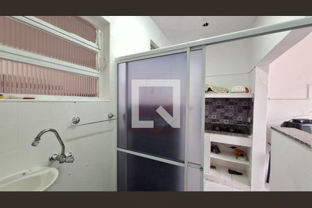 Banheiro social de kitnet/studio para alugar com 1 quarto, 24m² em Cidade Ocian, Praia Grande