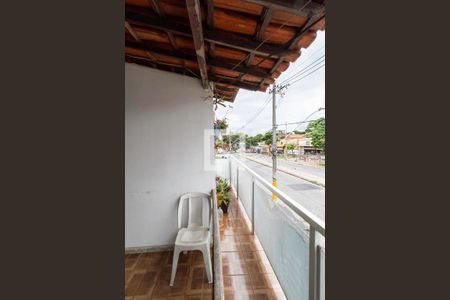 Casa à venda com 184m², 5 quartos e sem vaga Casa à venda com 184m², 5 quartos e sem vagaCasa 3 - Varanda da sala