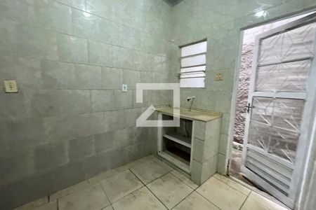 Cozinha de casa para alugar com 1 quarto, 40m² em Jardim Vinte E Cinco de Agosto, Duque de Caxias