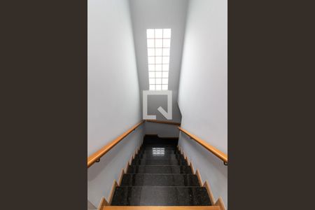 Casa à venda com 240m², 3 quartos e 2 vagasEscada