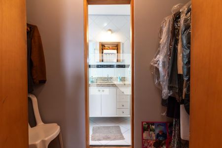 Casa à venda com 240m², 3 quartos e 2 vagasSuíte - Closet 