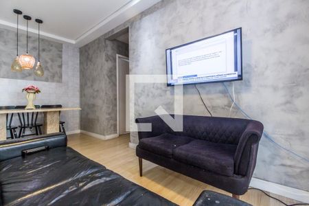 Sala de TV de apartamento à venda com 2 quartos, 76m² em Jardim Tupanci, Barueri
