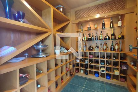 Casa de condomínio à venda com 8000m², 6 quartos e 8 vagas Casa de condomínio à venda com 8000m², 6 quartos e 8 vagas2º Pav - Adega