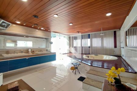 Casa de condomínio à venda com 8000m², 6 quartos e 8 vagas Casa de condomínio à venda com 8000m², 6 quartos e 8 vagas3º Pav - Banheiro da Suite 6