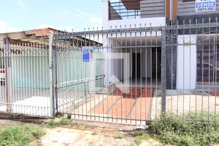 Casa à venda com 300m², 5 quartos e 3 vagasFachada