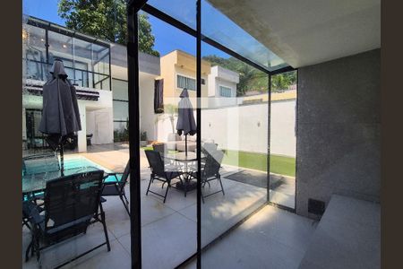 Casa de condomínio à venda com 270m², 2 quartos e 2 vagasÁrea externa