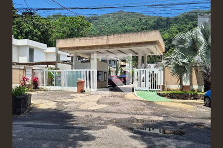 Casa de condomínio à venda com 270m², 2 quartos e 2 vagasFachada e portaria