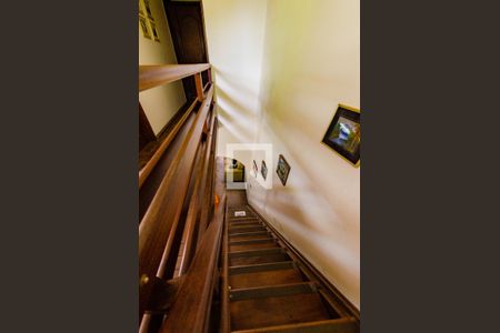 Casa à venda com 240m², 4 quartos e 2 vagasEscada