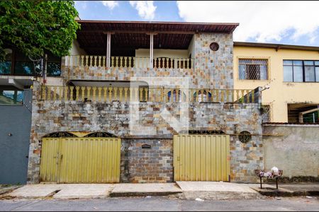 Casa à venda com 240m², 4 quartos e 2 vagasFachada