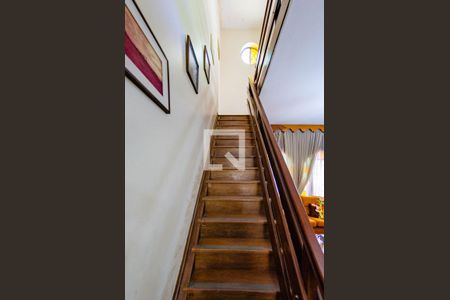 Casa à venda com 240m², 4 quartos e 2 vagasEscada