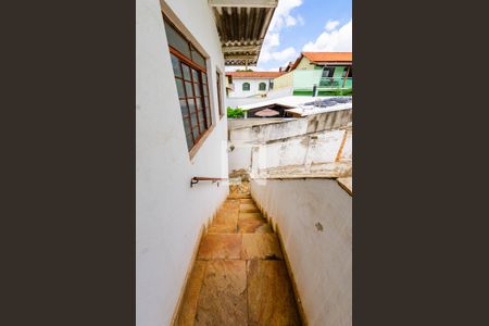 Casa à venda com 240m², 4 quartos e 2 vagasEscada