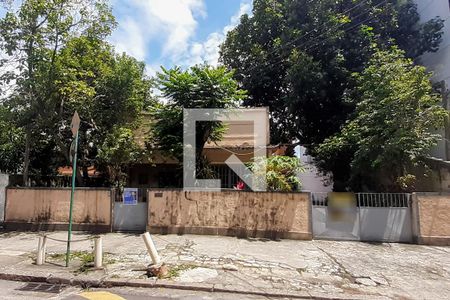 Casa à venda com 450m², 5 quartos e 6 vagas Casa à venda com 450m², 5 quartos e 6 vagasFachada