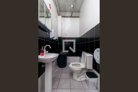 Casa à venda com 300m², 3 quartos e 2 vagas Casa à venda com 300m², 3 quartos e 2 vagasÁrea de Serviço - Banheiro