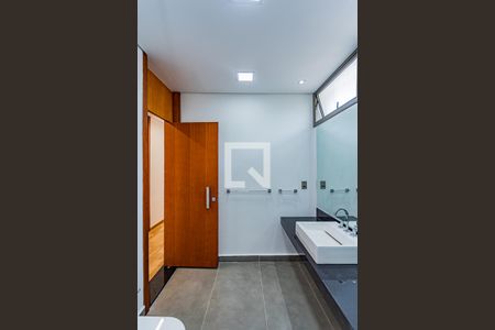 Casa para alugar com 420m², 4 quartos e 4 vagasBanheiro social 1