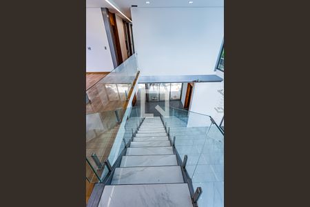 Casa para alugar com 420m², 4 quartos e 4 vagasEscada