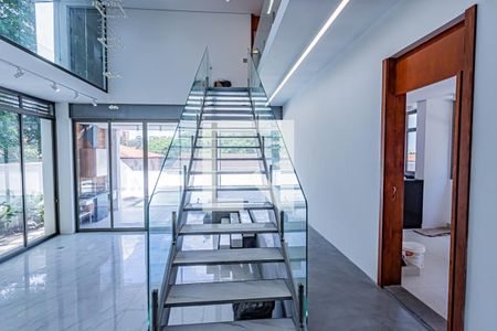 Casa para alugar com 420m², 4 quartos e 4 vagasEscada