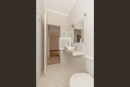 Casa de condomínio para alugar com 250m², 3 quartos e 4 vagasBanheiro Corredor