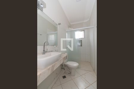 Casa de condomínio para alugar com 250m², 3 quartos e 4 vagasBanheiro Corredor