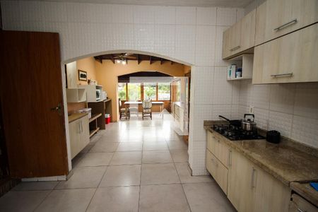 Casa à venda com 318m², 4 quartos e 2 vagas Casa à venda com 318m², 4 quartos e 2 vagasCozinha