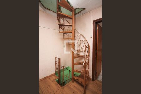 Casa à venda com 318m², 4 quartos e 2 vagas Casa à venda com 318m², 4 quartos e 2 vagasEscada