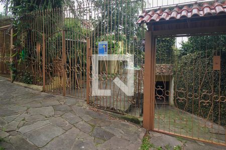 Casa à venda com 318m², 4 quartos e 2 vagas Casa à venda com 318m², 4 quartos e 2 vagasFachada