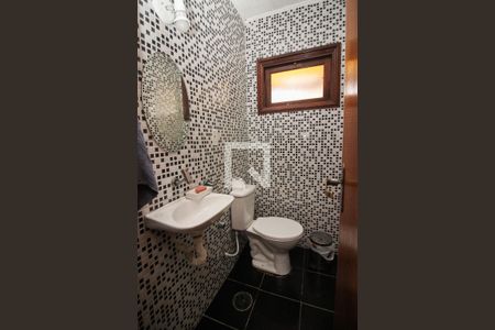 Casa à venda com 318m², 4 quartos e 2 vagas Casa à venda com 318m², 4 quartos e 2 vagasLavabo
