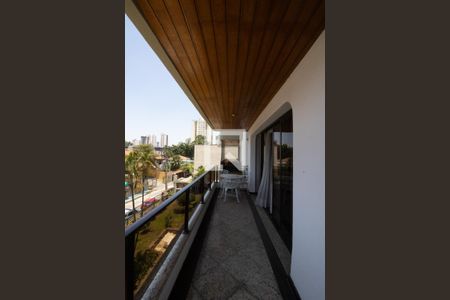 Apartamento à venda com 221m², 4 quartos e 1 vaga Apartamento à venda com 221m², 4 quartos e 1 vagaVaranda