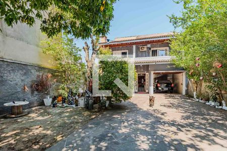 Casa à venda com 880m², 3 quartos e 8 vagas Casa à venda com 880m², 3 quartos e 8 vagasFachada