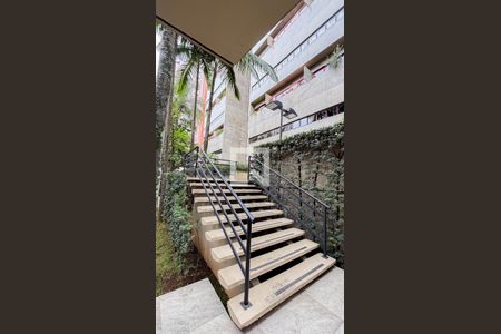 Apartamento à venda com 288m², 2 quartos e 2 vagasEscada