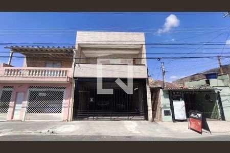 Casa à venda com 220m², 3 quartos e 5 vagas Casa à venda com 220m², 3 quartos e 5 vagasFachada