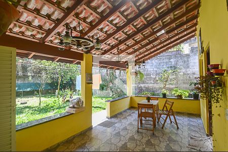 Casa à venda com 198m², 3 quartos e 3 vagasQuintal