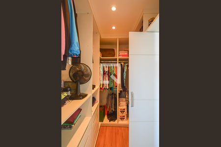 Casa de condomínio à venda com 101m², 3 quartos e 2 vagas Casa de condomínio à venda com 101m², 3 quartos e 2 vagasCloset da suíte