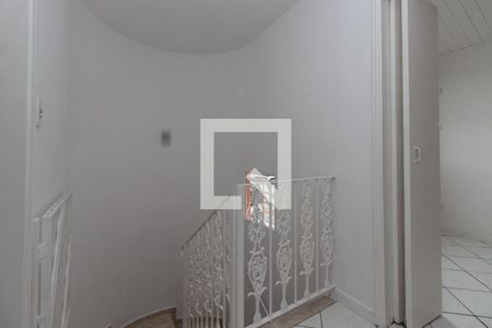 Casa de condomínio para alugar com 134m², 4 quartos e 2 vagas Casa de condomínio para alugar com 134m², 4 quartos e 2 vagasEscada